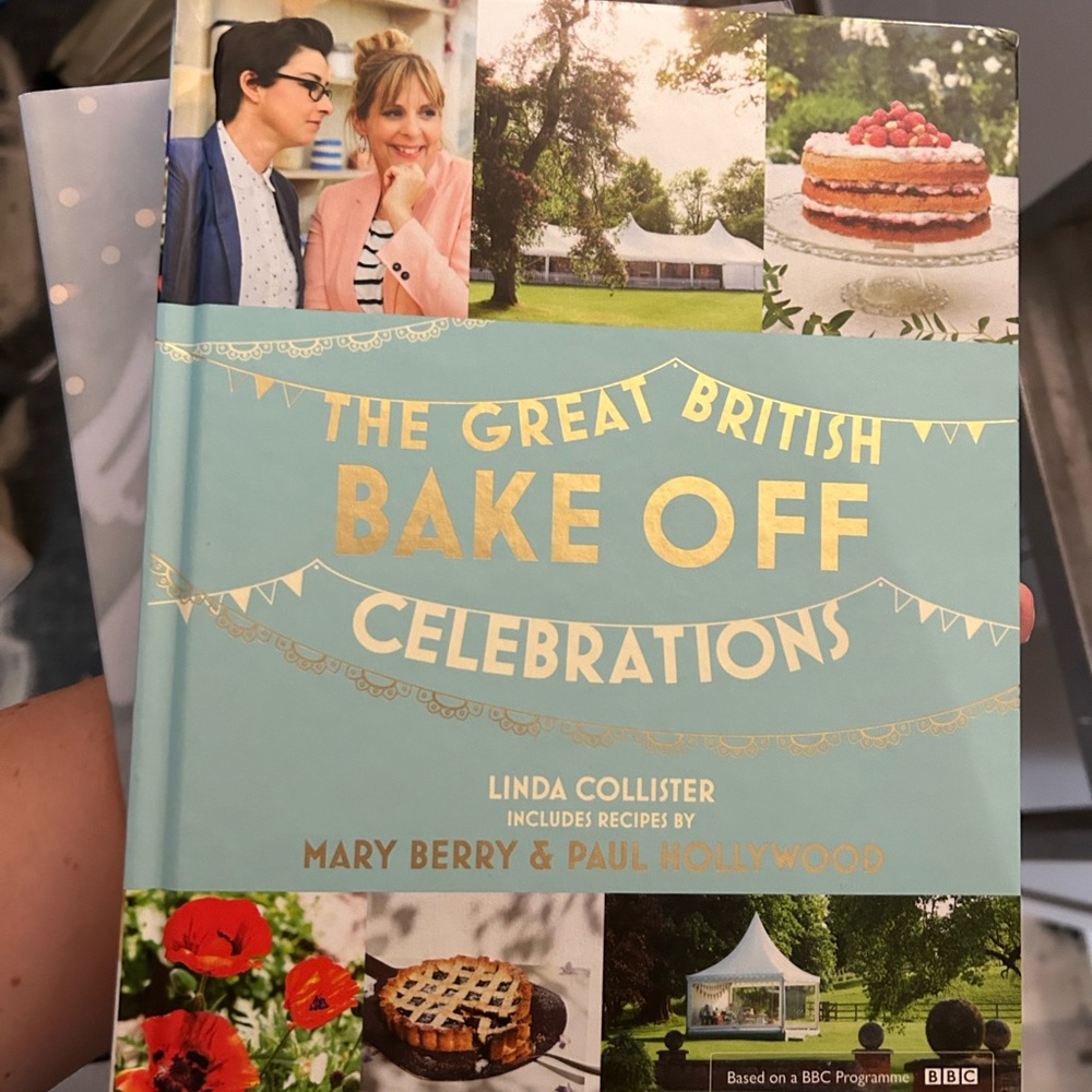 The Great British Bake off (Baking Show) set of 2 cookbooks minted condition - Picture 2 of 3